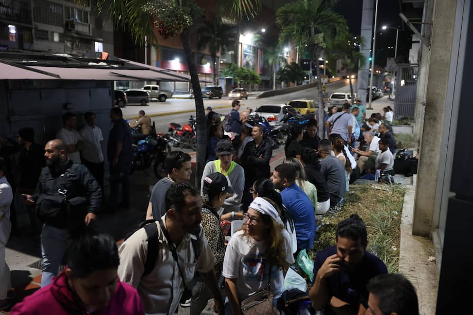 Familiares de presos políticos esperan afuera de El Helicoide este jueves, en Caracas (Venezuela).