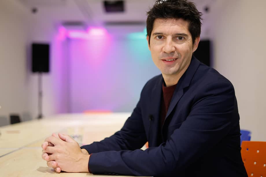 El escritor español Paco Cerdà ganó el Premio Nacional de Narrativa en 2025. En la gráfica, durante la 50ª Feria Internacional del Libro de Buenos Aires. EFE/ Juan Ignacio Roncoroni