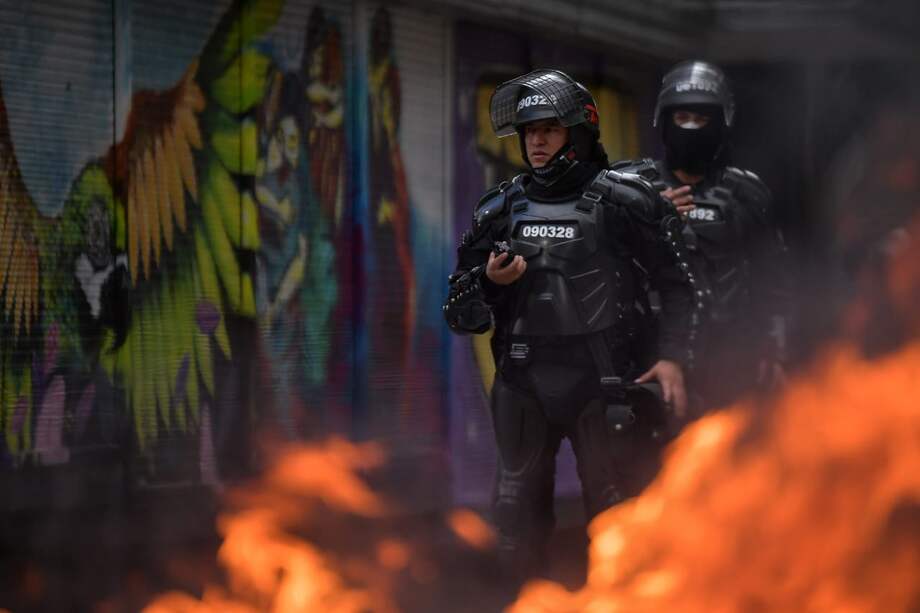 Manifestantes marcharon sobre la carrera Séptima para expresar su descontento con los casos de abuso policial.