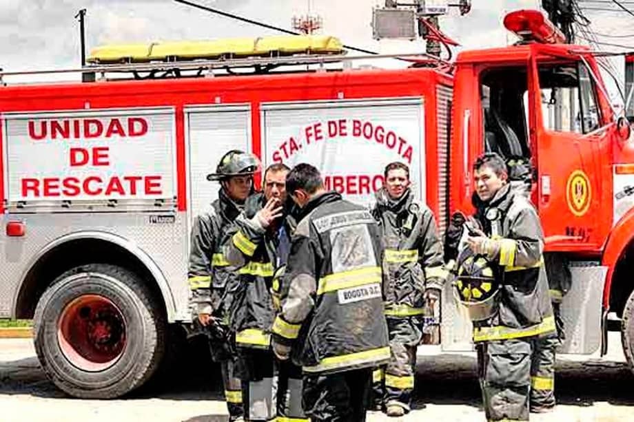 Bogotá debería tener unos 8.000 bomberos, pero solo hay 536