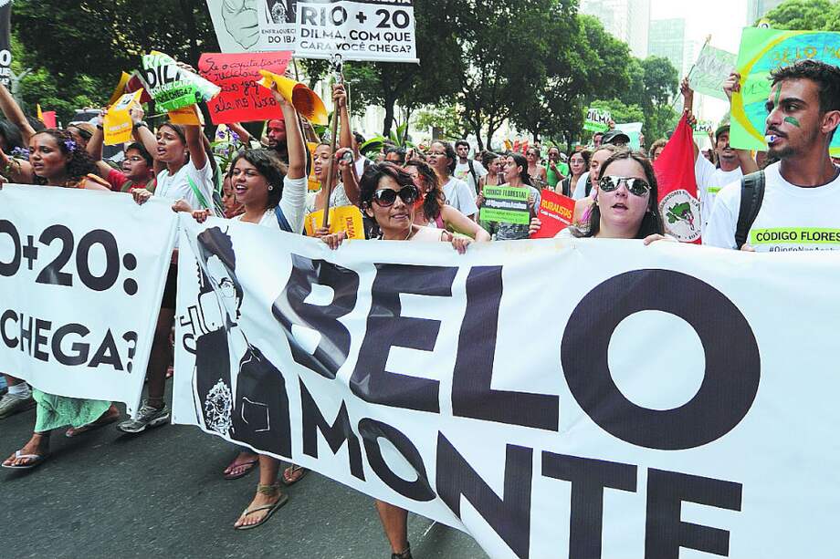 Manifestación en Río de Janeiro contra la construcción de Belo Monte. / Antonio Scorza - AFP