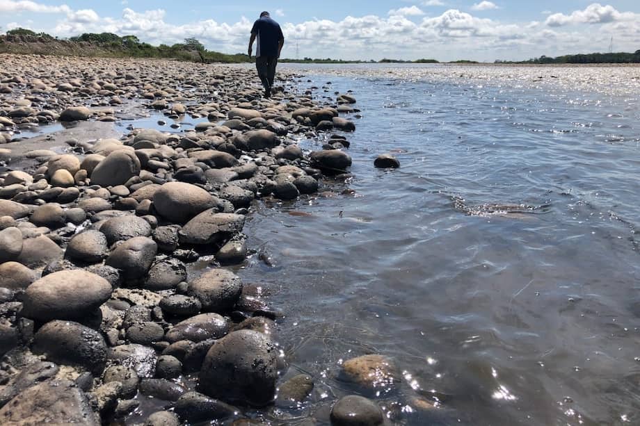 Cormacarena ha suspendido el vertimiento que hace Ecopetrol al río Guayuriba desde los campos Chichimene, Acacías y Castilla. Esto obedece a la observción de residuos de petróleo en la margen del río Guayuriba.