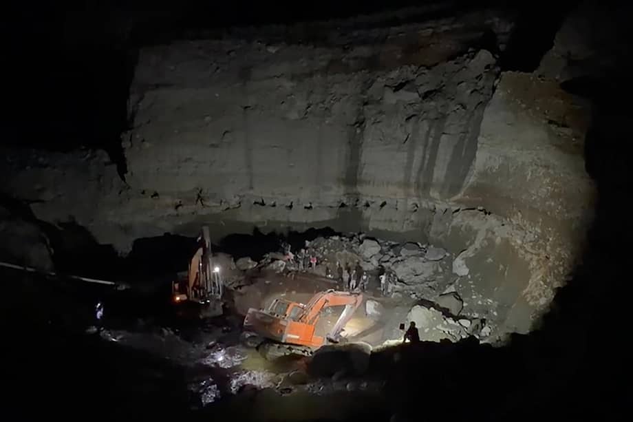 Captura de video cedida por la Gobernación de Nariño que muestra a un grupo de personas durante tareas de rescate este jueves, en mina de oro a cielo abierto en Policarpa (Colombia).