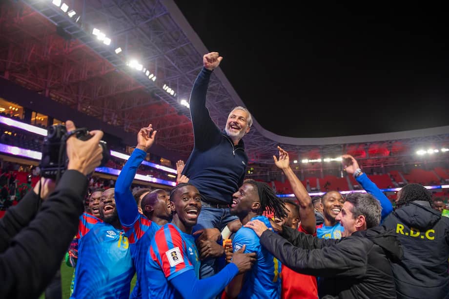 Los jugadores de la selección de la República Democrática del Congo y su técnico celebran su clasificación al repechaje intercontinental tras dejar a Nigeria en el camino.