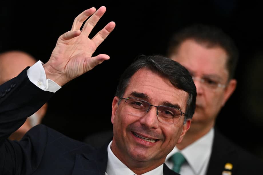 El senador brasileño Flávio Bolsonaro, hijo de expresidente Jair Bolsonaro, habla durante una rueda de prensa este martes, en Brasilia (Brasil).