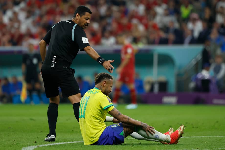 GR4161. LUSAIL (CATAR), 24/11/2022.- Neymar de Brasil reacciona hoy, en un partido de la fase de grupos del Mundial de Fútbol Qatar 2022 entre Brasil y Serbia en el estadio Lusail en Lusail (Catar). EFE/ Juanjo Martin