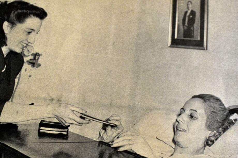 Eva Duarte de Perón en su lecho de enferma, pocos días antes de fallecer como consecuencia de un cáncer, el 26 de julio de 1952 / Cortesía