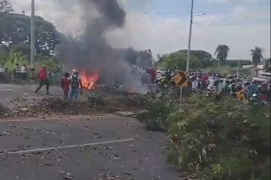 Los manifestantes piden mejor iluminación y un puente peatonal.