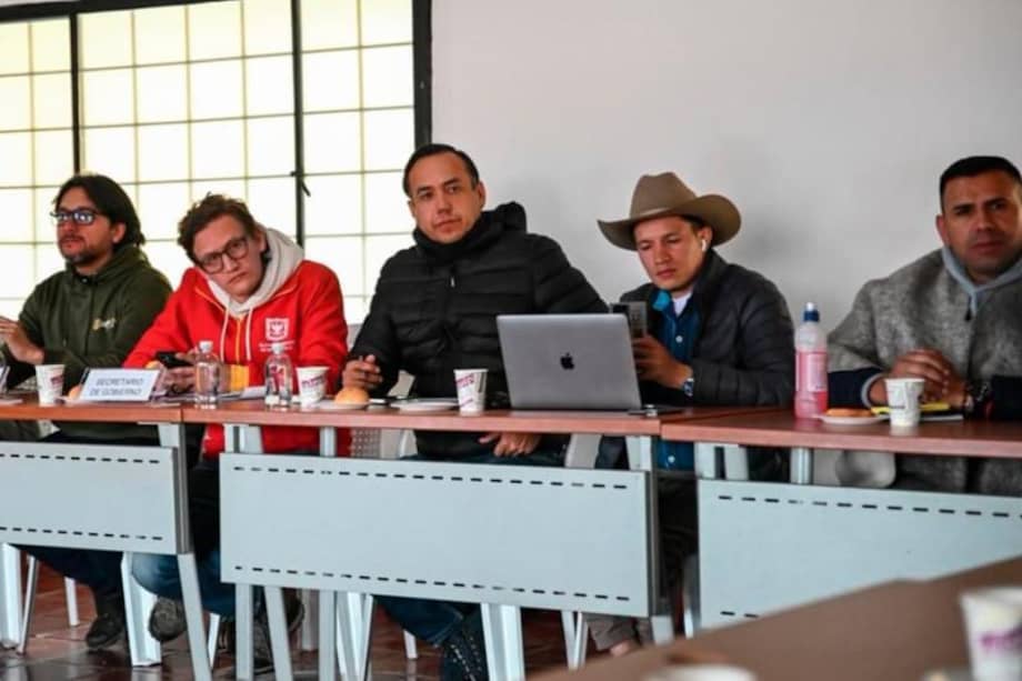 Mesa de seguimiento encabezada por el secretario de Gobierno de Bogotá, Gustavo Quintero, de rojo en la foto.