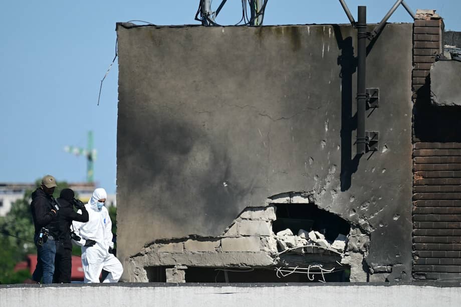 La policía y los investigadores forenses examinan el lugar del impacto tras el choque de un dron ruso contra un edificio de apartamentos en Galati, al este de Rumanía.