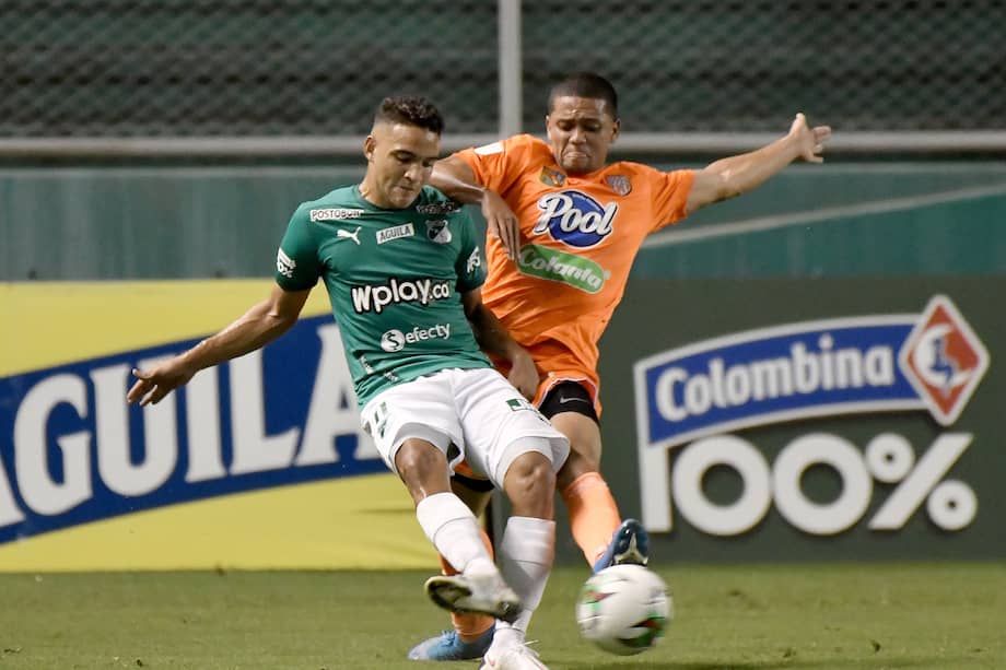 Andres Arroyo del Cali disputa el balón con Dennis Mena del Envigado.