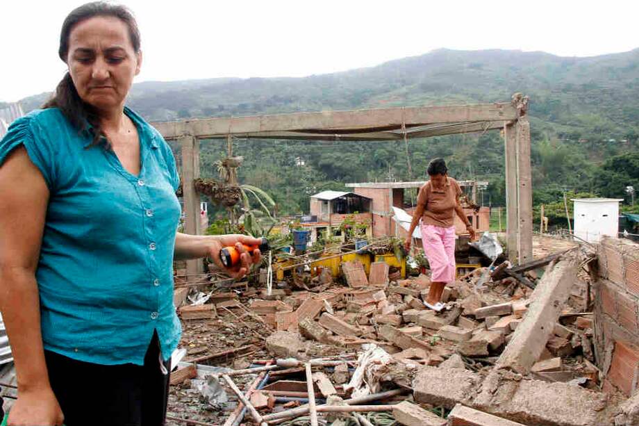 Así quedaron las viviendas impactadas por cilindros bomba en Suárez, Cauca, lanzadas desde una camioneta. 25 personas resultaron heridas. / Pilar Ruiz