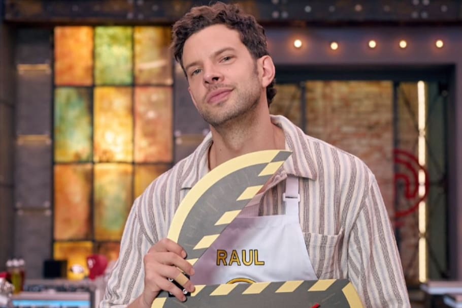 El actor, quien también debutó como escritor, llamó la atención de algunas de sus compañeras del programa de cocina.