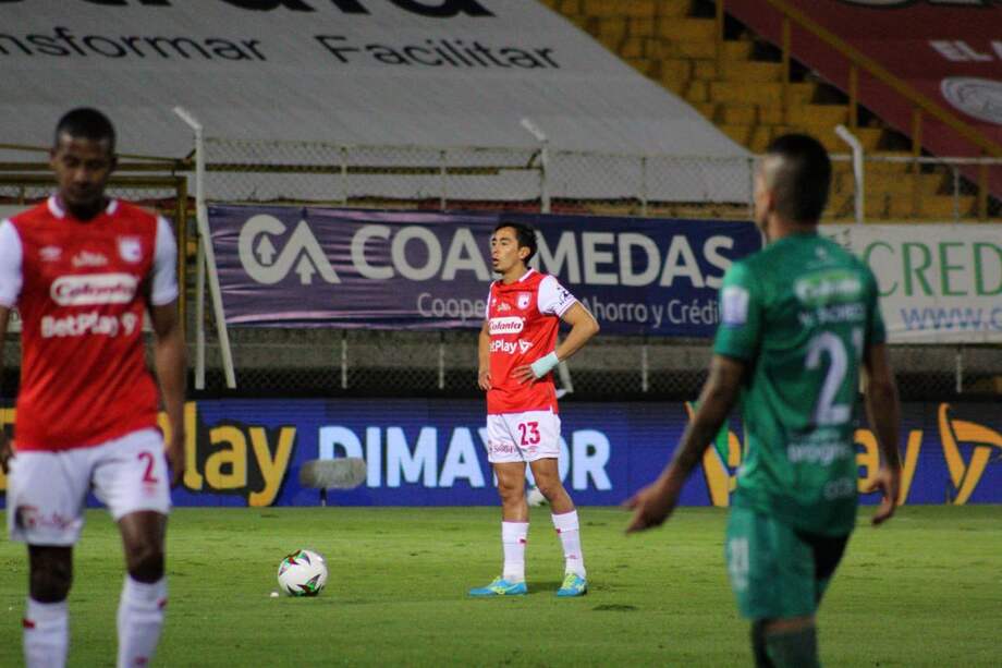 Sambueza (c), una de las figuras de Santa Fe, durante el partido ante La Equidad.