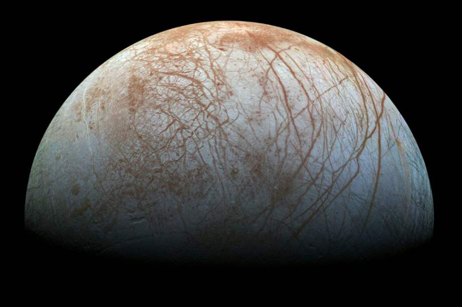 Esta es una de las imágenes más detalladas que ha logrado la Nasa de la principal luna de Júpiter: Europa. El planeta tiene más de 60 lunas. / / Nasa