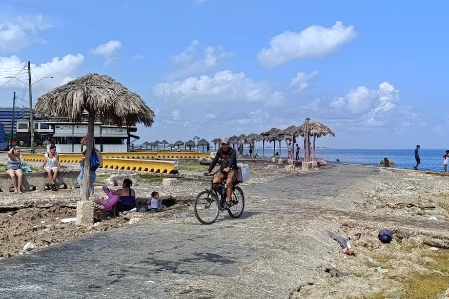 Una persona transita en bicicleta frente al mar de La Habana (Cuba).
