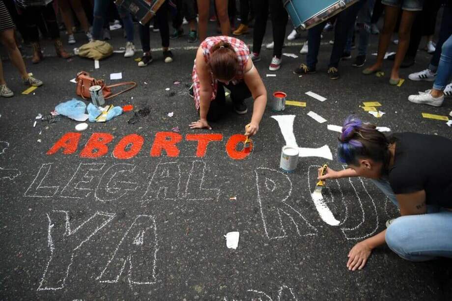 Comprar el discurso de quienes quieren presionar a la Corte Constitucional para restringir el aborto es caer en una trampa llena de falacias. / Foto: AFP