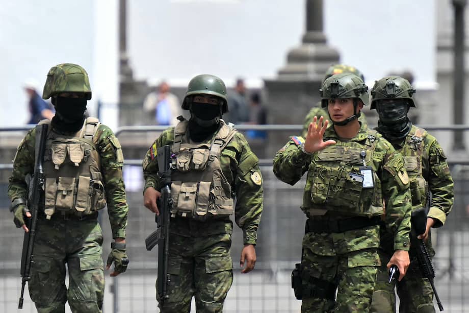 Soldados patrullan las afueras del palacio presidencial de Carondelet.