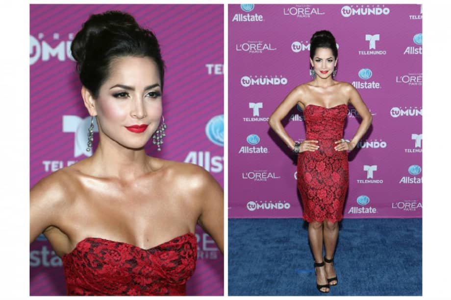 La actriz colombiana lució un vestido de diseño rojo escarlata y brillantes incrustados de la casa Dolce & Gabanna. / AFP