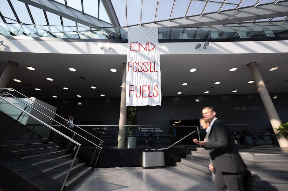 En la Conferencia sobre Cambio Climático en el antiguo Bundestag en Bonn, Alemania, 08 de junio de 2023, se instala una pancarta que dice 'Fin de los combustibles fósiles'.