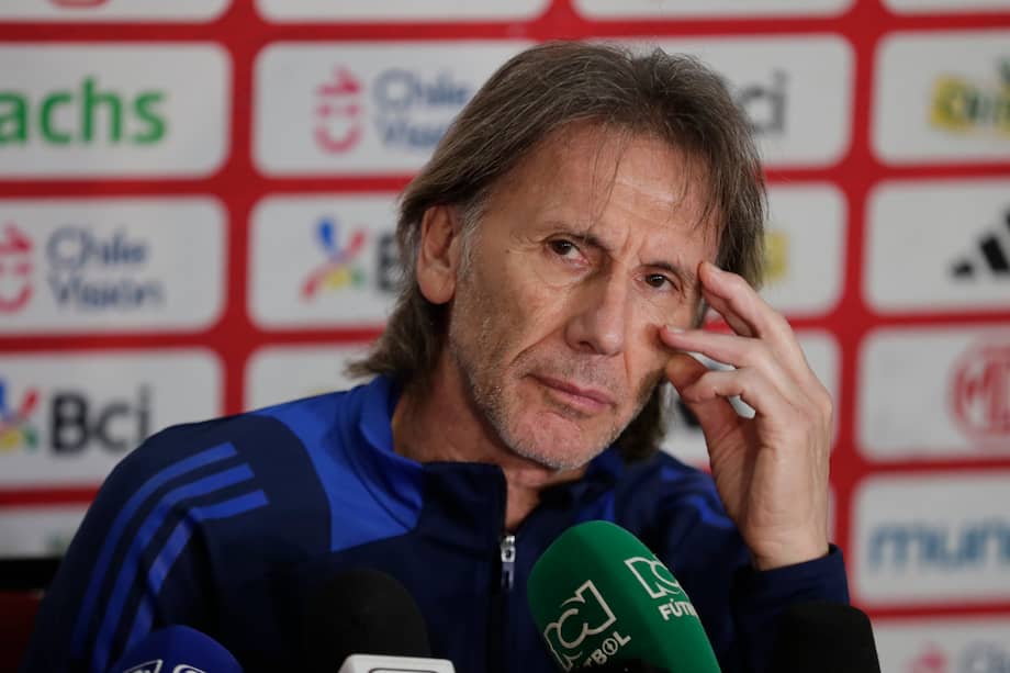 El seleccionador de Chile, el argentino Ricardo Gareca, habla en una rueda de prensa este lunes, en Barranquilla.