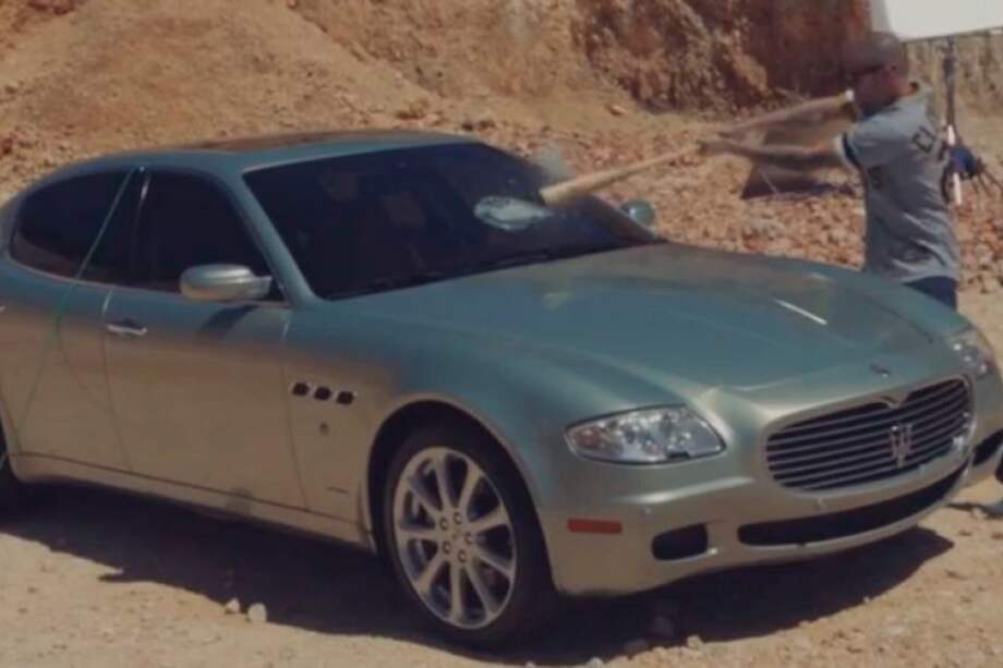 Calle 13 destruye Maserati en nuevo video