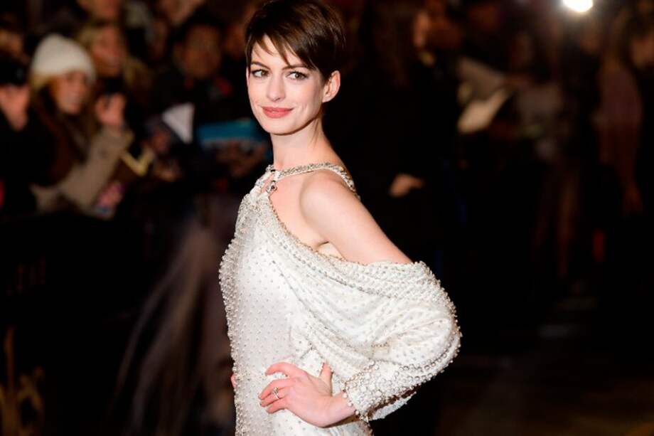 La actriz estadounidense Anne Hathaway posa para los fotógrafos durante el preestreno mundial de "Los Miserables" en la Plaza The Odeon Leicester de Londres, Reino Unido.