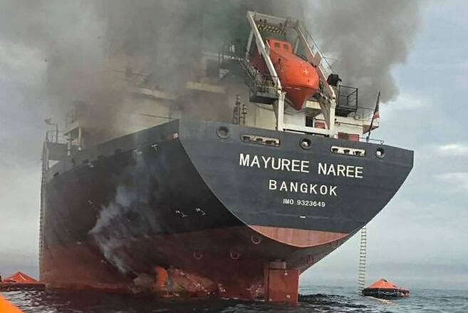 Navio em chamas perto do Estreito de Ormuz