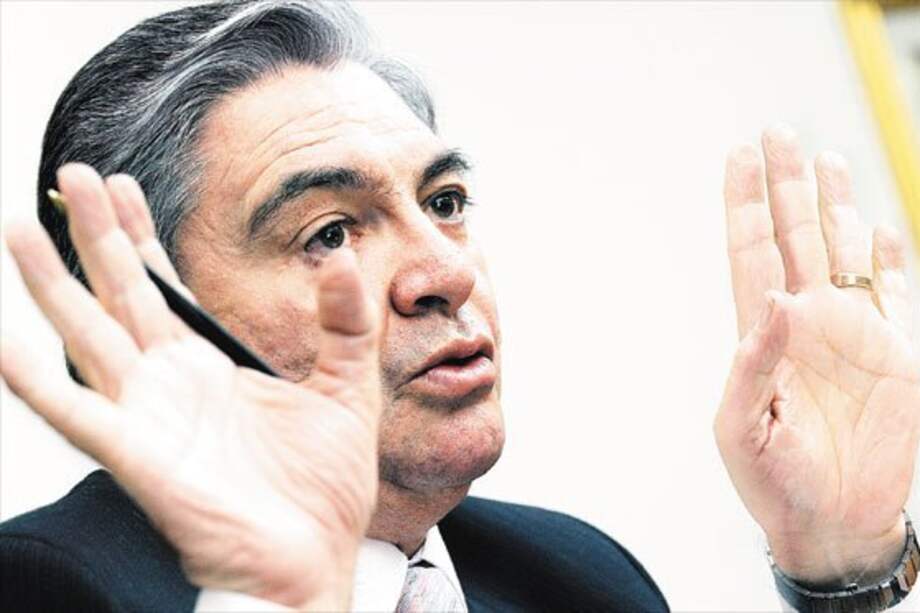 'Timochenko' no tiene suspendidas órdenes de captura: Valencia Cossio a Santos