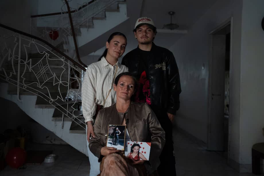Gladys Cortés, junto a sus hijos, sosteniendo fotos de su hija Manuela Silva, privada de la libertad en México, hace año y medio.