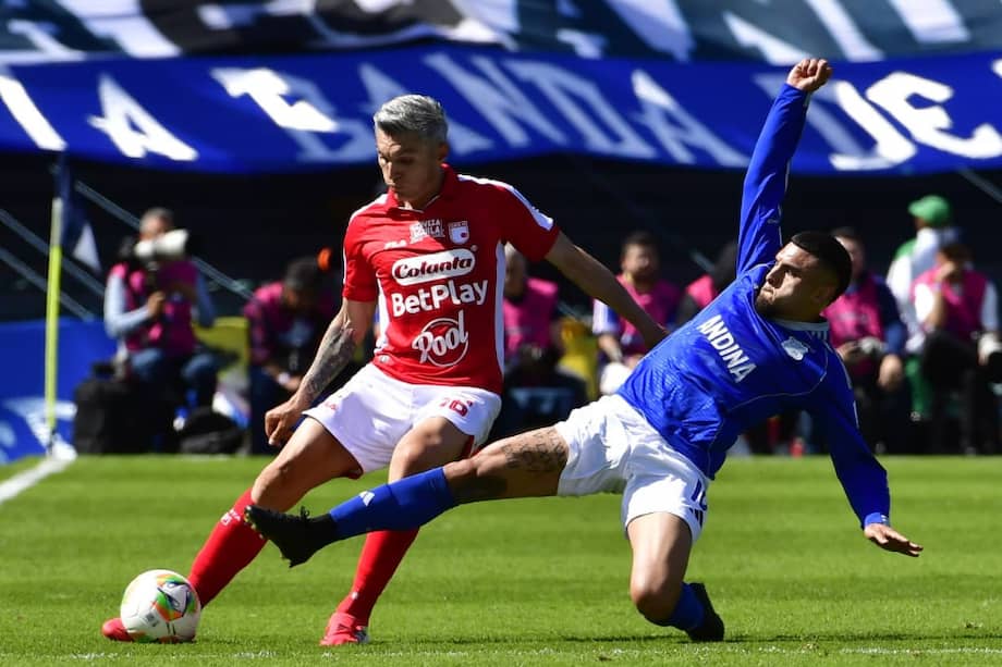 Daniel Torres y Rodrigo Urueña disputan el balón.