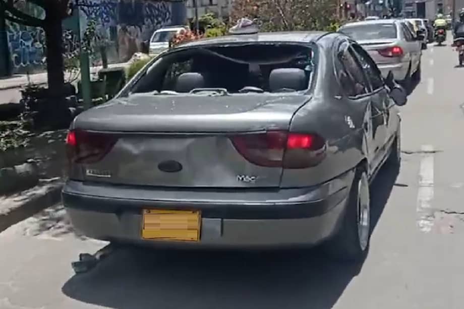 Para frustrar el robo, la ciudadanía emprendió violentamente contra el vehículo y sus ocupantes.