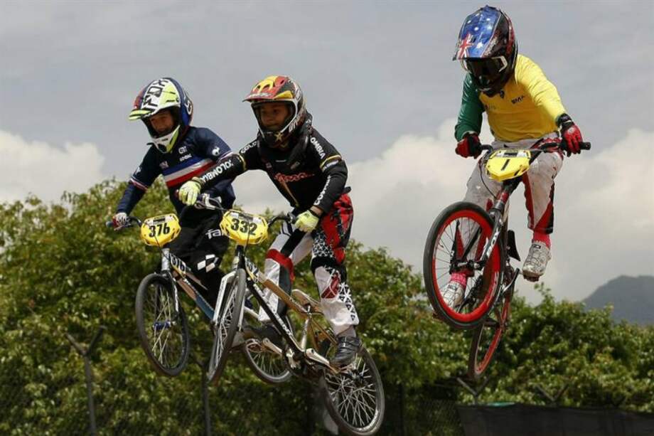 El bicicrossista francés Tom Hapka (i), el colombiano Patrick Carvajal (c) y el australiano Thomas Tucker (d), en el inicio del Mundial de BMX, en Medellín. / EFE