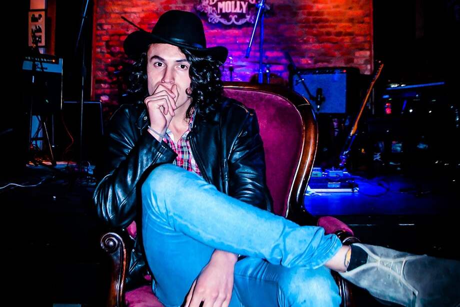 Gareth es realizador audiovisual de profesión. La afectación de su ojo podría derivar en complicaciones para el desarrollo de su oficio.