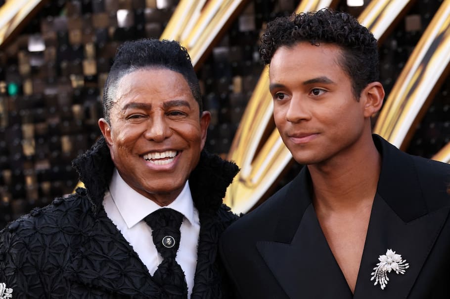 Jermaine Jackson (Izquierda) hermano de Michael Jackson y padre de Jaafar Jackson protagonista de "Michael" en California en estreno de la película (Photo by VALERIE MACON / AFP)