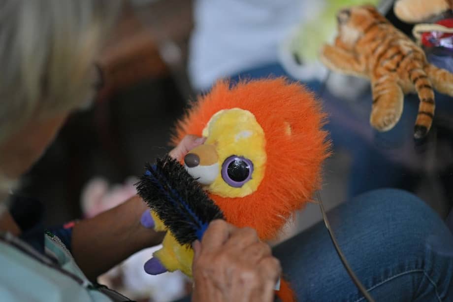 Una voluntaria de la fundación 'El Hospital de Peluches de Caracas repara un juguete.