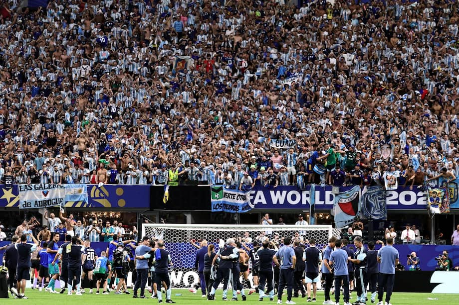 ATLANTA (United States), 15/07/2026.- Argentina celebrate with the fans after the FIFA World Cup 2026 semifinals match England against Argentina, in Atlanta, USA, 15 July 2026. EFE/EPA/RONALD WITTEK