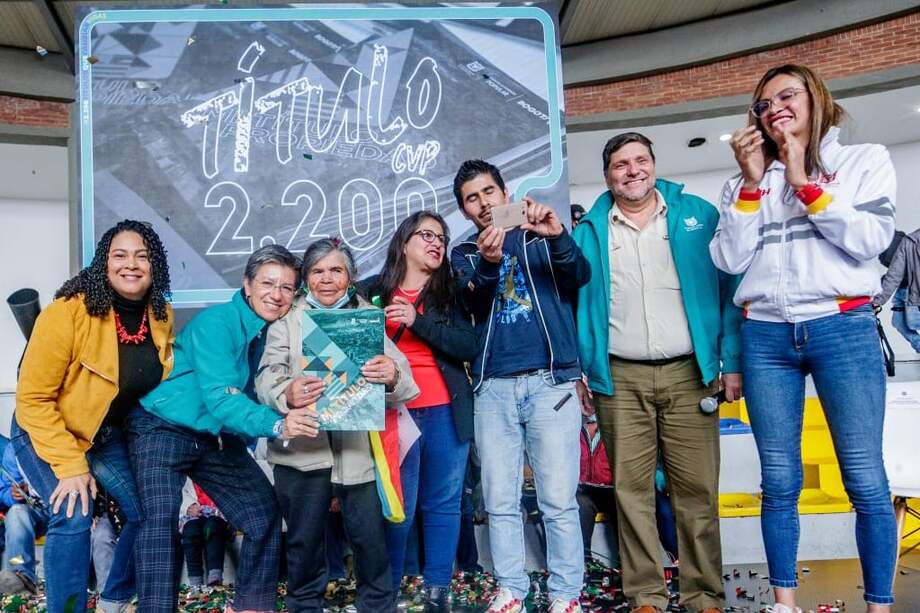 456 familias de Ciudad Bolívar y Bosa recibieron escrituras públicas de sus viviendas.