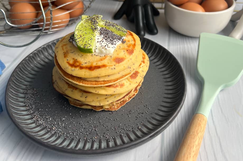 Estos pancakes de limón y amapola son aromáticos y con el toque cítrico perfecto para empezar el día.