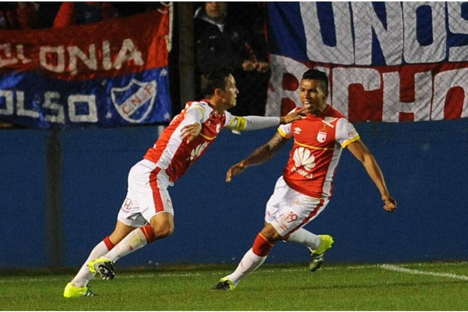 Luis Manuel Seijas y Wilson Morelo festejan uno de los tantos con los que Santa Fe derrotó a Nacional / AFP