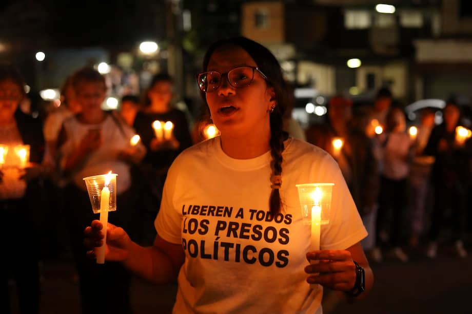 Una mujer sostiene velas durante una vigilia afuera del centro penitenciario Rodeo I este viernes, en el municipio Zamora estado Miranda (Venezuela).