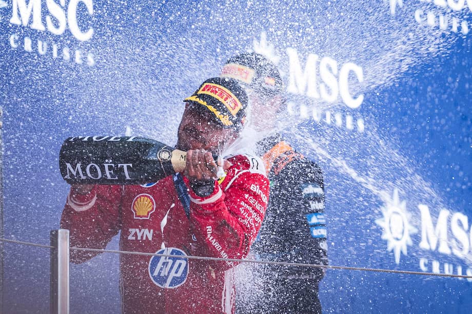 El piloto británico Lewis Hamilton, de Ferrari, celebra su victoria en Montmeló.