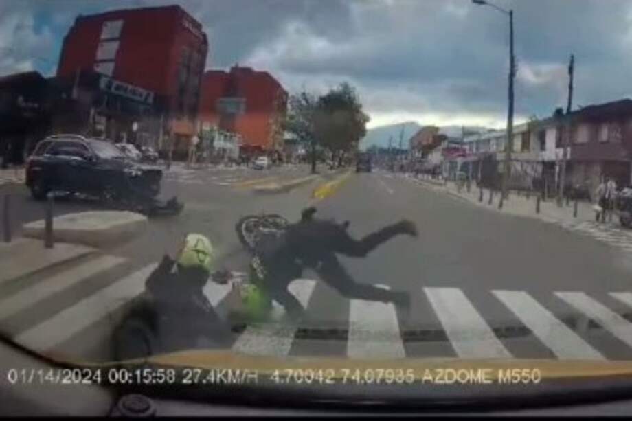 Ciudadanos pueden subir material probatorio que incluso denuncie infracciones cometidas por las autoridades o por empresas de vehículos público. En esta imagen dos agentes de tránsito fueron atropellados tras pasarse un semáforo en rojo.