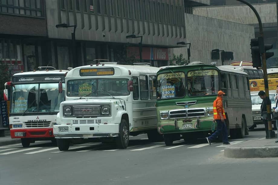 Unos 10 mil buses tradicionales entrarían en paro. / Archivo