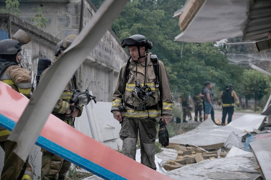 Bomberos trabajan para extinguir las llamas en un supermercado tras un ataque aéreo ruso contra Kramatorsk, en la región de Donetsk, Ucrania.