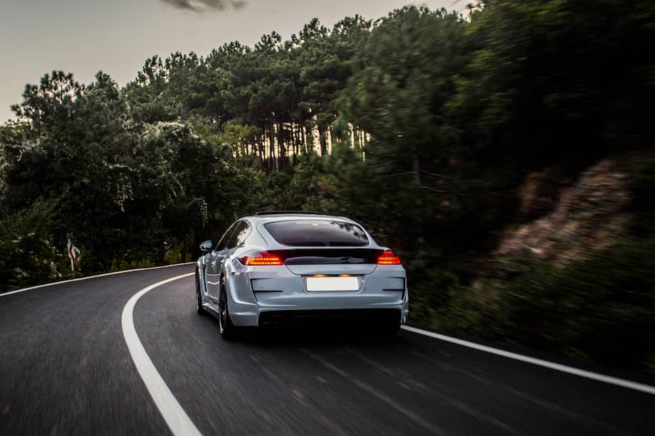 Muchos conductores confían en que la transmisión “lo hace todo”, aunque en la práctica el control del vehículo, el uso del freno y la lectura del terreno siguen siendo determinantes.
