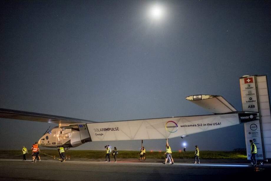 El Solar Impulse 2 justo antes de despegar de Nueva York. / EFE