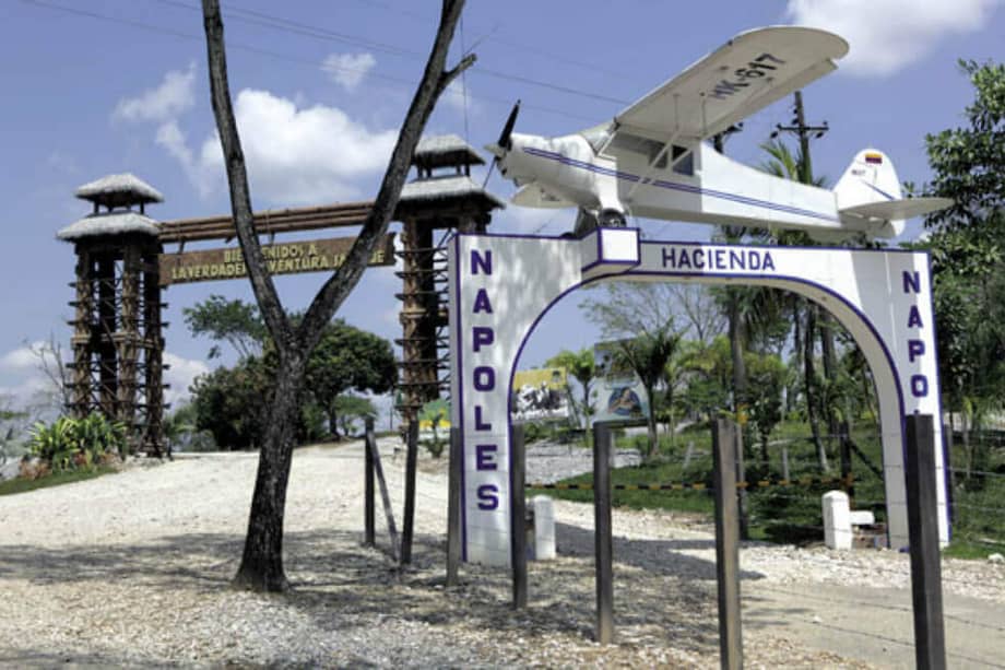 Así se veía la entrada de la Hacienda Nápoles hasta enero de este año, cuando la avioneta fue desmontada. / Archivo El Espectador