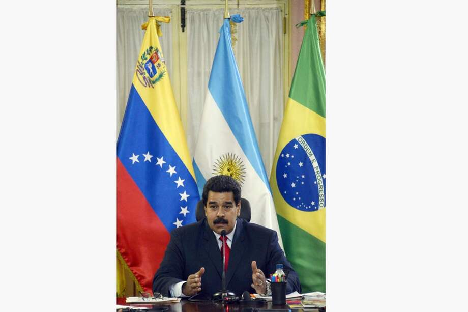 Nicolás Maduro, presidente de Venezuela, reunido con la misión de Unasur. / AFP