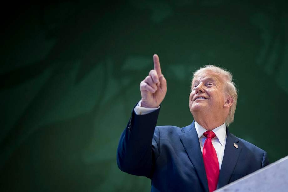 El presidente de Estados Unidos, Donald Trump, hace un gesto en el pasillo después de su discurso especial en la 56ª reunión anual del Foro Económico Mundial (FEM) en Davos.